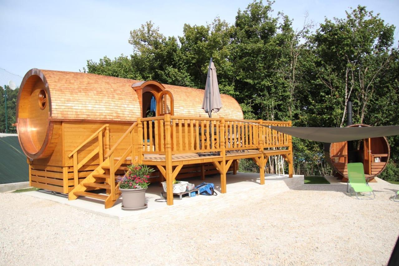 L'Insolite Jurassienne Dompierre-sur-Mont Esterno foto